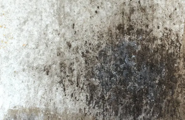 Mutfaktaki yağ lekeleri beton duvarlara sıçradı. Duvarlarda yağ lekeleri, mutfak duvarlarında kirli lekeler, kirli yemek pişirme, yemek pişirmeden yağ lekeleri..