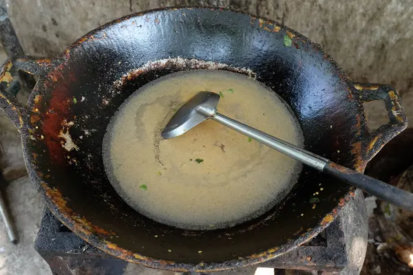 Täta Smutsig Stekpannor Blöt Vatten Hade Inte Tvättats Botten Aluminiumstekpanna — Stockfoto