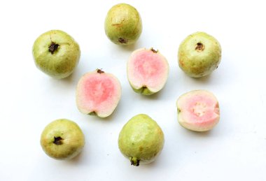 tatlı olgun pembe guava, kırmızı guava (psidyum guajava) yeşil yapraklı ve yarım dilimli meyve, beyaz zemin üzerinde tamamen izole edilmiş, üst görünüm, düz uzanmış, sağlıklı meyve kavramı