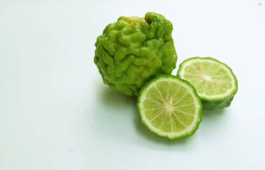 Çiğ kaffir limonu, bergamot, sülük limonu, mauritius papeda (citrus x hystrix l.), turunçgiller familyasından bir bitki türü..