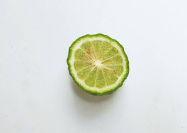 Çiğ kaffir limonu, bergamot, sülük limonu, mauritius papeda (citrus x hystrix l.), turunçgiller familyasından bir bitki türü..
