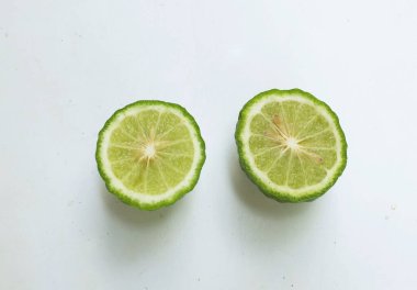 Çiğ kaffir limonu, bergamot, sülük limonu, mauritius papeda (citrus x hystrix l.), turunçgiller familyasından bir bitki türü..