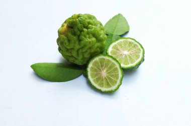 Çiğ kaffir limonu, bergamot, sülük limonu, mauritius papeda (citrus x hystrix l.), turunçgiller familyasından bir bitki türü..