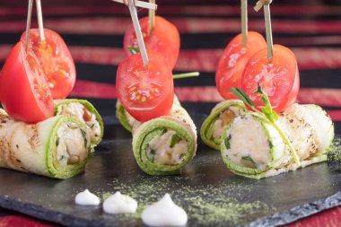 Japon mutfağı. Sıcak ve soğuk meze deniz ürünleri üzerinden. Suşi ve Tokmaklar ve karides. Japon yemekleri ve deniz ürünleri Restoran.