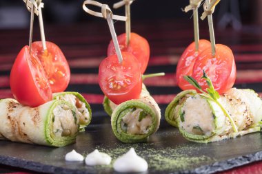 Japon mutfağı. Sıcak ve soğuk meze deniz ürünleri üzerinden. Suşi ve Tokmaklar ve karides. Japon yemekleri ve deniz ürünleri Restoran.