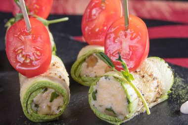 Japon mutfağı. Sıcak ve soğuk meze deniz ürünleri üzerinden. Suşi ve Tokmaklar ve karides. Japon yemekleri ve deniz ürünleri Restoran.