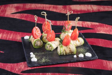 Japon mutfağı. Sıcak ve soğuk meze deniz ürünleri üzerinden. Suşi ve Tokmaklar ve karides. Japon yemekleri ve deniz ürünleri Restoran.