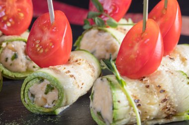 Japon mutfağı. Sıcak ve soğuk meze deniz ürünleri üzerinden. Suşi ve Tokmaklar ve karides. Japon yemekleri ve deniz ürünleri Restoran.