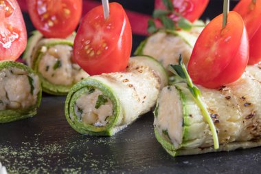 Japon mutfağı. Sıcak ve soğuk meze deniz ürünleri üzerinden. Suşi ve Tokmaklar ve karides. Japon yemekleri ve deniz ürünleri Restoran.