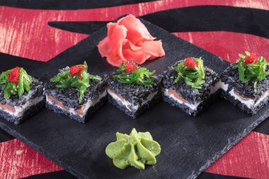 Japon mutfağı. Sıcak ve soğuk meze deniz ürünleri üzerinden. Suşi ve Tokmaklar ve karides. Japon yemekleri ve deniz ürünleri Restoran.