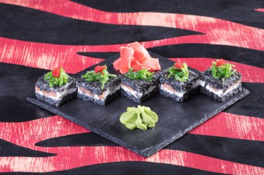 Japon mutfağı. Sıcak ve soğuk meze deniz ürünleri üzerinden. Suşi ve Tokmaklar ve karides. Japon yemekleri ve deniz ürünleri Restoran.