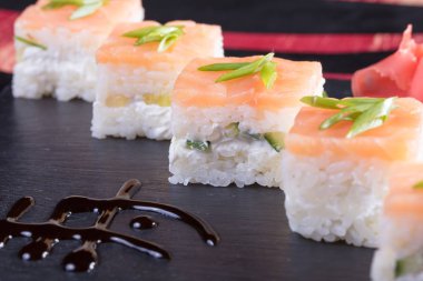 Japon mutfağı. Sıcak ve soğuk meze deniz ürünleri üzerinden. Suşi ve Tokmaklar ve karides. Japon yemekleri ve deniz ürünleri Restoran.