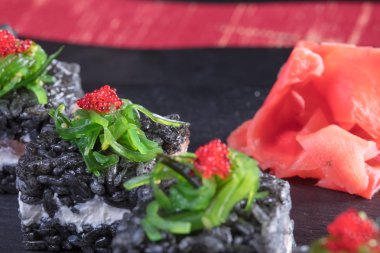 Japon mutfağı. Sıcak ve soğuk meze deniz ürünleri üzerinden. Suşi ve Tokmaklar ve karides. Japon yemekleri ve deniz ürünleri Restoran.