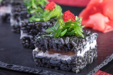 Japon mutfağı. Sıcak ve soğuk meze deniz ürünleri üzerinden. Suşi ve Tokmaklar ve karides. Japon yemekleri ve deniz ürünleri Restoran.