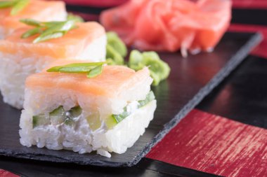 Japon mutfağı. Sıcak ve soğuk meze deniz ürünleri üzerinden. Suşi ve Tokmaklar ve karides. Japon yemekleri ve deniz ürünleri Restoran.