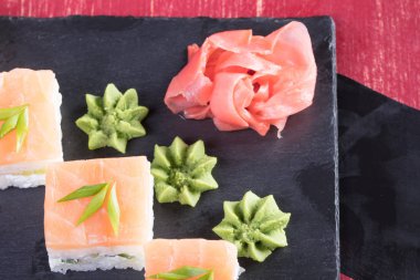 Japon mutfağı. Sıcak ve soğuk meze deniz ürünleri üzerinden. Suşi ve Tokmaklar ve karides. Japon yemekleri ve deniz ürünleri Restoran.