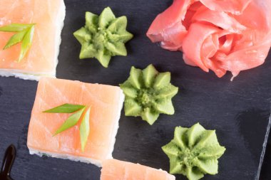 Japon mutfağı. Sıcak ve soğuk meze deniz ürünleri üzerinden. Suşi ve Tokmaklar ve karides. Japon yemekleri ve deniz ürünleri Restoran.