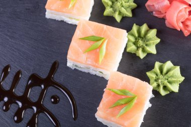 Japon mutfağı. Sıcak ve soğuk meze deniz ürünleri üzerinden. Suşi ve Tokmaklar ve karides. Japon yemekleri ve deniz ürünleri Restoran.