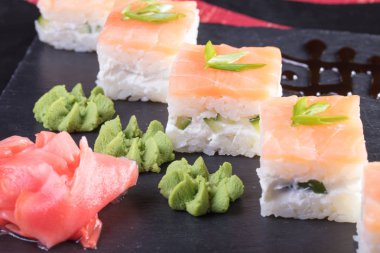 Japon mutfağı. Sıcak ve soğuk meze deniz ürünleri üzerinden. Suşi ve Tokmaklar ve karides. Japon yemekleri ve deniz ürünleri Restoran.