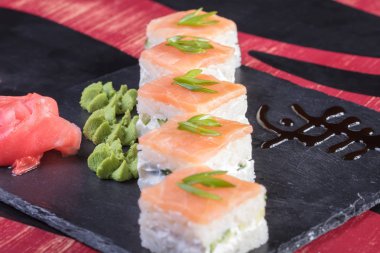 Japon mutfağı. Sıcak ve soğuk meze deniz ürünleri üzerinden. Suşi ve Tokmaklar ve karides. Japon yemekleri ve deniz ürünleri Restoran.