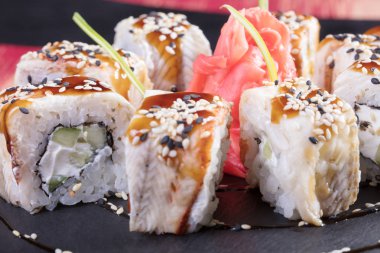 Japon mutfağı. Sıcak ve soğuk meze deniz ürünleri üzerinden. Suşi ve Tokmaklar ve karides. Japon yemekleri ve deniz ürünleri Restoran.