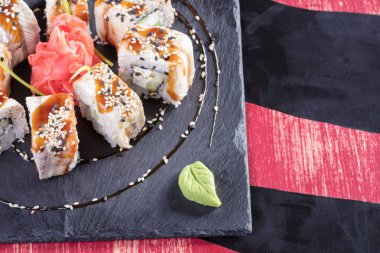 Japon mutfağı. Sıcak ve soğuk meze deniz ürünleri üzerinden. Suşi ve Tokmaklar ve karides. Japon yemekleri ve deniz ürünleri Restoran.