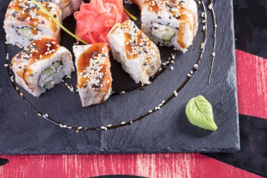 Japon mutfağı. Sıcak ve soğuk meze deniz ürünleri üzerinden. Suşi ve Tokmaklar ve karides. Japon yemekleri ve deniz ürünleri Restoran.