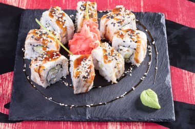 Japon mutfağı. Sıcak ve soğuk meze deniz ürünleri üzerinden. Suşi ve Tokmaklar ve karides. Japon yemekleri ve deniz ürünleri Restoran.