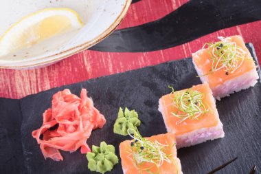 Japon mutfağı. Sıcak ve soğuk meze deniz ürünleri üzerinden. Suşi ve Tokmaklar ve karides. Japon yemekleri ve deniz ürünleri Restoran.