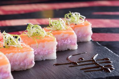 Japon mutfağı. Sıcak ve soğuk meze deniz ürünleri üzerinden. Suşi ve Tokmaklar ve karides. Japon yemekleri ve deniz ürünleri Restoran.