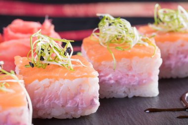 Japon mutfağı. Sıcak ve soğuk meze deniz ürünleri üzerinden. Suşi ve Tokmaklar ve karides. Japon yemekleri ve deniz ürünleri Restoran.