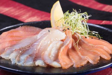 Japon mutfağı. Sıcak ve soğuk meze deniz ürünleri üzerinden. Suşi ve Tokmaklar ve karides. Japon yemekleri ve deniz ürünleri Restoran.