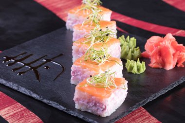 Japon mutfağı. Sıcak ve soğuk meze deniz ürünleri üzerinden. Suşi ve Tokmaklar ve karides. Japon yemekleri ve deniz ürünleri Restoran.