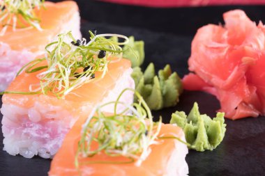 Japon mutfağı. Sıcak ve soğuk meze deniz ürünleri üzerinden. Suşi ve Tokmaklar ve karides. Japon yemekleri ve deniz ürünleri Restoran.