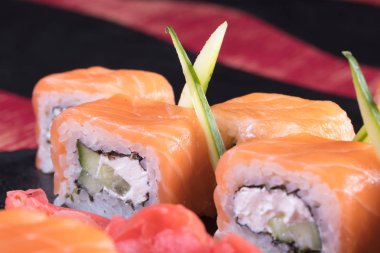 Suşi ve Tokmaklar ve karides. Japon yemekleri ve deniz ürünleri restoranı. Japon mutfağı. Deniz ürünleri üzerinden sıcak ve soğuk meze.