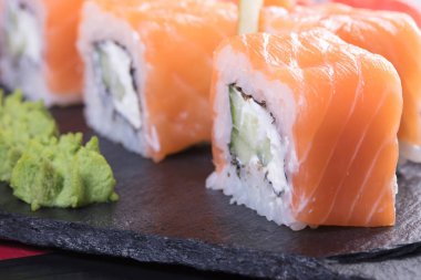 Suşi ve Tokmaklar ve karides. Japon yemekleri ve deniz ürünleri restoranı. Japon mutfağı. Deniz ürünleri üzerinden sıcak ve soğuk meze.