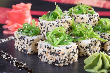 Suşi ve Tokmaklar ve karides. Japon yemekleri ve deniz ürünleri restoranı. Japon mutfağı. Deniz ürünleri üzerinden sıcak ve soğuk meze.