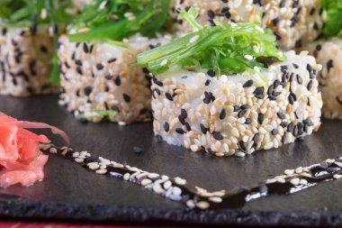 Suşi ve Tokmaklar ve karides. Japon yemekleri ve deniz ürünleri restoranı. Japon mutfağı. Deniz ürünleri üzerinden sıcak ve soğuk meze.