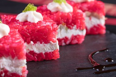 Suşi ve Tokmaklar ve karides. Japon yemekleri ve deniz ürünleri restoranı. Japon mutfağı. Deniz ürünleri üzerinden sıcak ve soğuk meze.