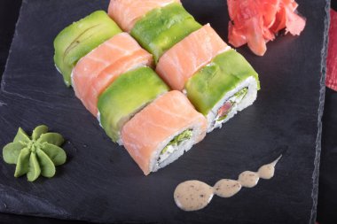 Suşi ve Tokmaklar ve karides. Japon yemekleri ve deniz ürünleri restoranı. Japon mutfağı. Deniz ürünleri üzerinden sıcak ve soğuk meze.