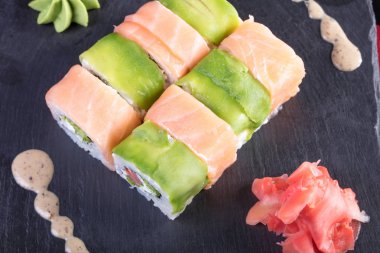 Suşi ve Tokmaklar ve karides. Japon yemekleri ve deniz ürünleri restoranı. Japon mutfağı. Deniz ürünleri üzerinden sıcak ve soğuk meze.