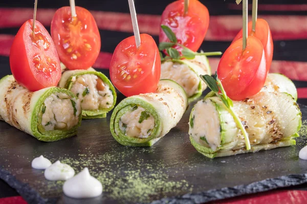 Japon mutfağı. Sıcak ve soğuk meze deniz ürünleri üzerinden. Suşi ve Tokmaklar ve karides. Japon yemekleri ve deniz ürünleri Restoran.