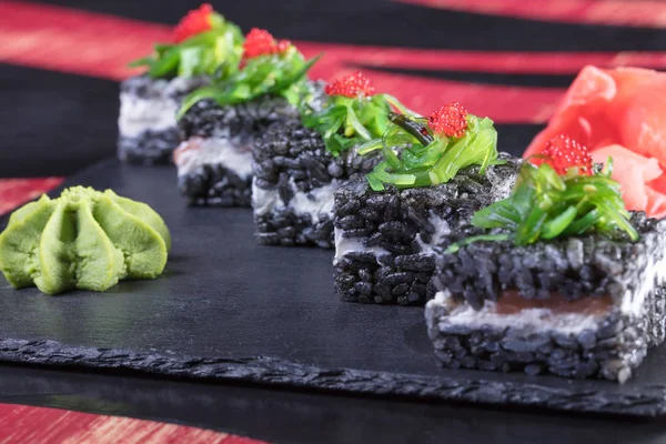 Japon mutfağı. Sıcak ve soğuk meze deniz ürünleri üzerinden. Suşi ve Tokmaklar ve karides. Japon yemekleri ve deniz ürünleri Restoran.