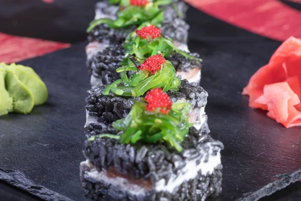 Japon mutfağı. Sıcak ve soğuk meze deniz ürünleri üzerinden. Suşi ve Tokmaklar ve karides. Japon yemekleri ve deniz ürünleri Restoran.