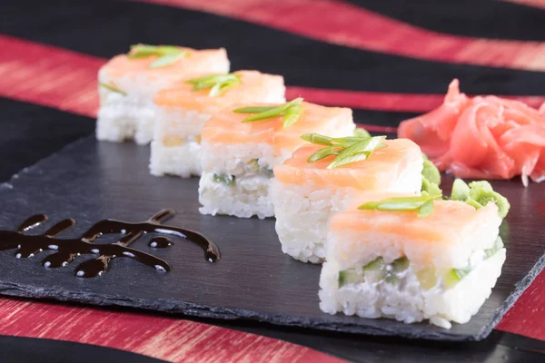 Japon mutfağı. Sıcak ve soğuk meze deniz ürünleri üzerinden. Suşi ve Tokmaklar ve karides. Japon yemekleri ve deniz ürünleri Restoran.