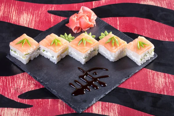 Japon mutfağı. Sıcak ve soğuk meze deniz ürünleri üzerinden. Suşi ve Tokmaklar ve karides. Japon yemekleri ve deniz ürünleri Restoran.