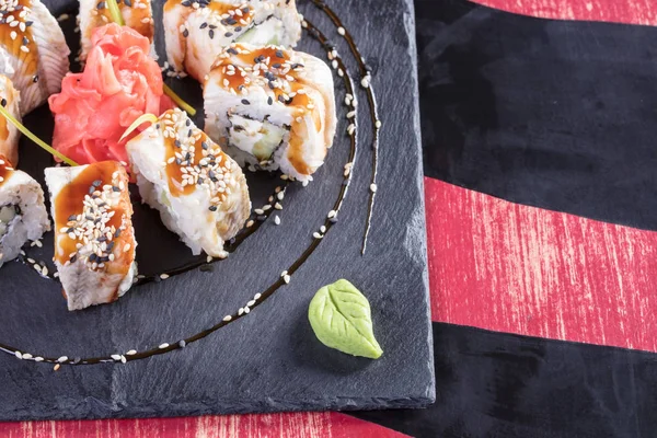 Japon mutfağı. Sıcak ve soğuk meze deniz ürünleri üzerinden. Suşi ve Tokmaklar ve karides. Japon yemekleri ve deniz ürünleri Restoran.