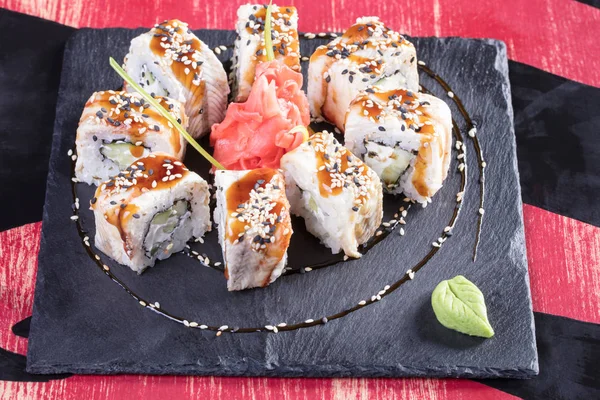 Japon mutfağı. Sıcak ve soğuk meze deniz ürünleri üzerinden. Suşi ve Tokmaklar ve karides. Japon yemekleri ve deniz ürünleri Restoran.