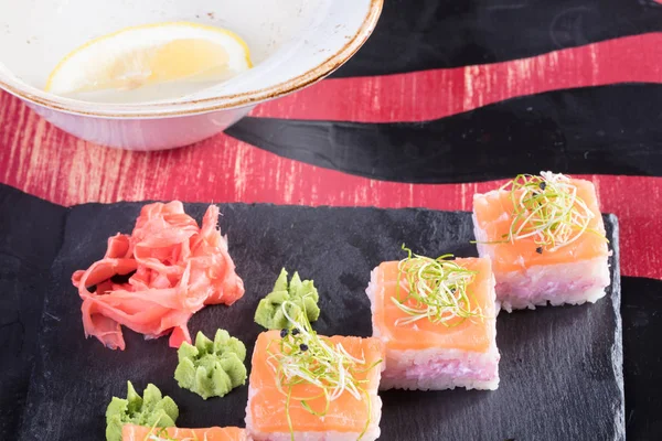 Japon mutfağı. Sıcak ve soğuk meze deniz ürünleri üzerinden. Suşi ve Tokmaklar ve karides. Japon yemekleri ve deniz ürünleri Restoran.