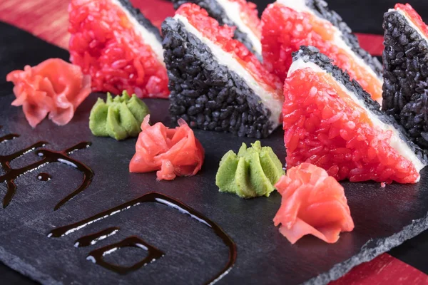 Suşi ve Tokmaklar ve karides. Japon yemekleri ve deniz ürünleri restoranı. Japon mutfağı. Deniz ürünleri üzerinden sıcak ve soğuk meze.